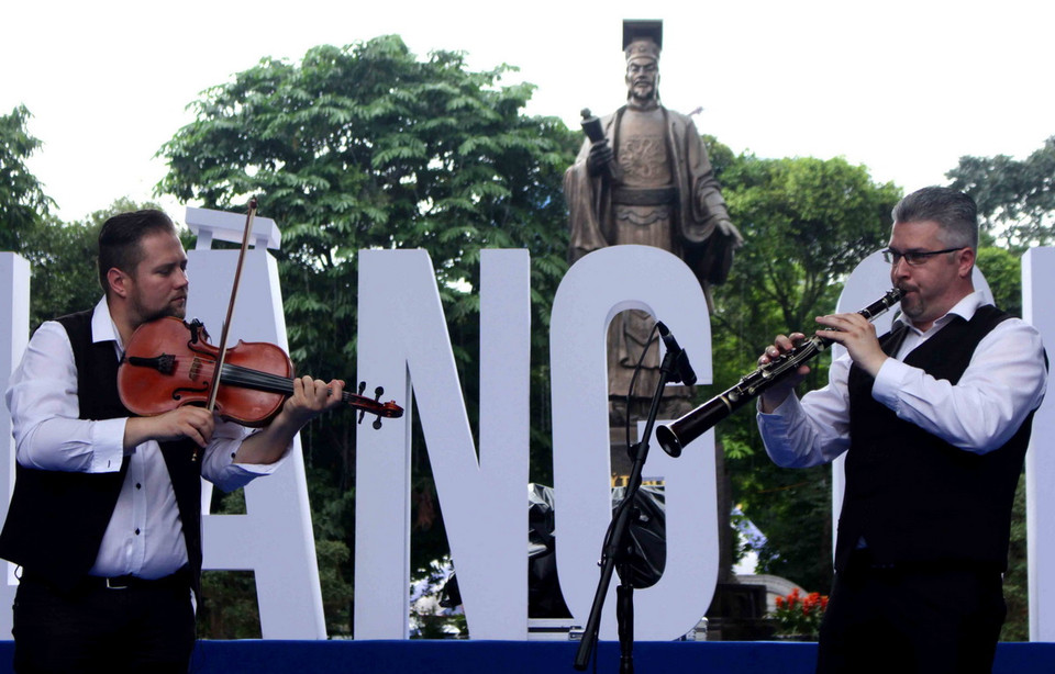 Các chương trình biểu diễn nghệ thuật của các nước tạo nên bầu không khí náo nhiệt, tràn đầy cảm xúc, thu hút đông đảo người dân. (Ảnh: Thanh Hoa/TTXVN phát)