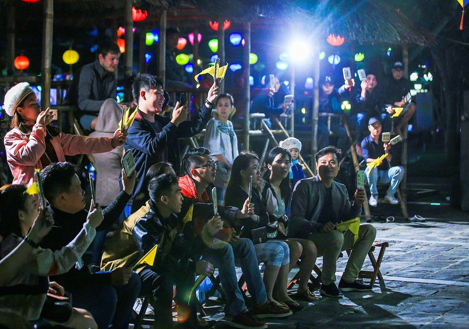 Những buổi biểu diễn nghệ thuật Bài Chòi luôn thu hút đông sự quan tâm của du khách nhất là các bạn trẻ khi tới du lịch phố cổ Hội An. (Ảnh: Trọng Đạt/TTXVN)