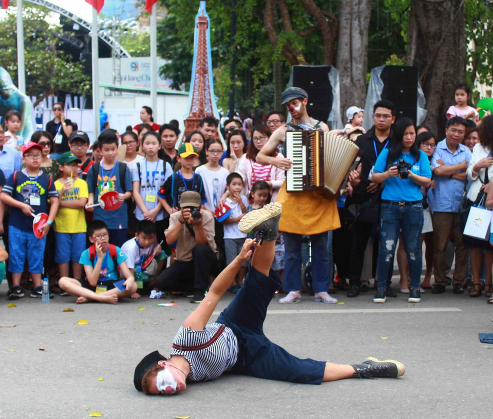 Các nghệ sỹ Pháp biểu diễn hề, xiếc đương đại. (Ảnh: Thanh Tùng/TTXVN)