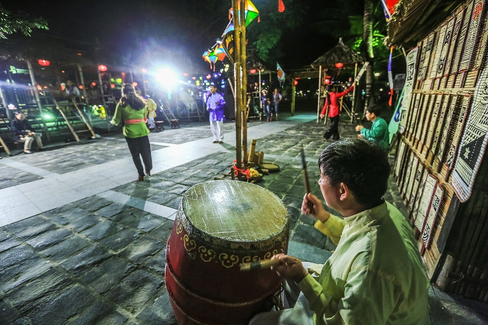 Lúc vào cuộc, “anh hiệu, chị hiệu” rút bài trong ống ra, hô hát những làn điệu dân ca xứ Quảng mang ý nghĩa nhân văn và có tính giáo dục cao. (Ảnh: Trọng Đạt/TTXVN)