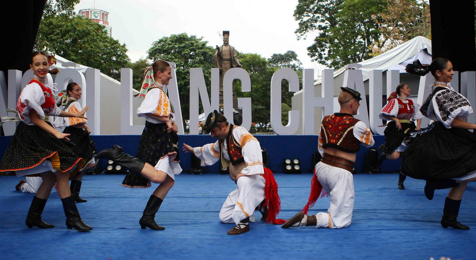 Biểu diễn nhạc và nhảy của các nghệ sỹ đến từ Slovakia. (Ảnh: Thanh Tùng/TTXVN) 