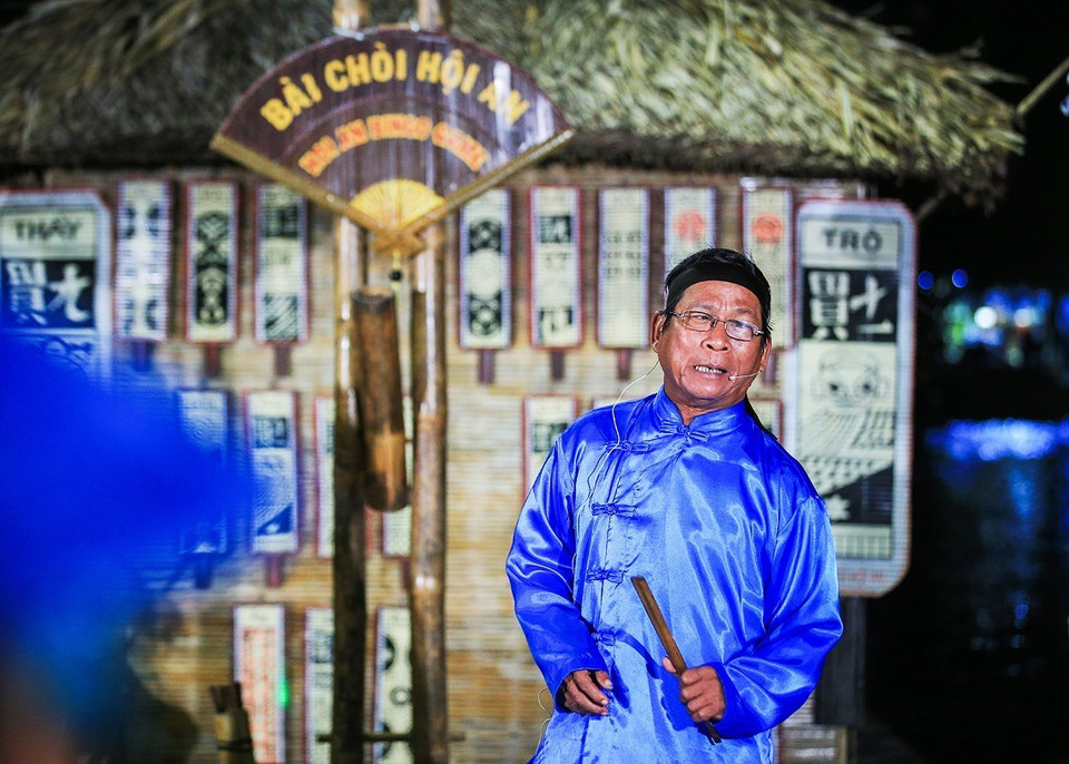 Nghệ nhân – “anh hiệu” Nguyễn Đáng là người hô hát sử dụng kỹ thuật nhấn, luyến, nói để gây cười, làm cho không khí của trò chơi dân gian Bài chòi trở nên sôi động. (Ảnh: Trọng Đạt/TTXVN)