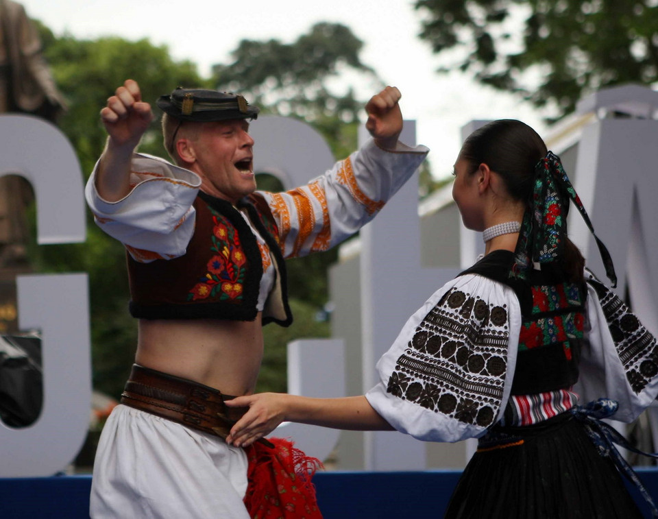 Biểu diễn nhạc và nhảy của các nghệ sỹ đến từ Slovakia. (Ảnh: Thanh Tùng/TTXVN)