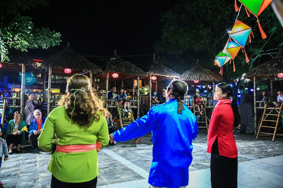 Khán giả chăm chú theo dõi trình diễn Bài Chòi. (Ảnh: Trọng Đạt/TTXVN)