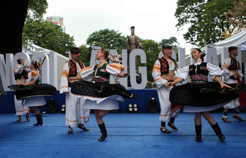 Biểu diễn nhạc và nhảy của các nghệ sỹ đến từ Slovakia. (Ảnh: Thanh Tùng/TTXVN)