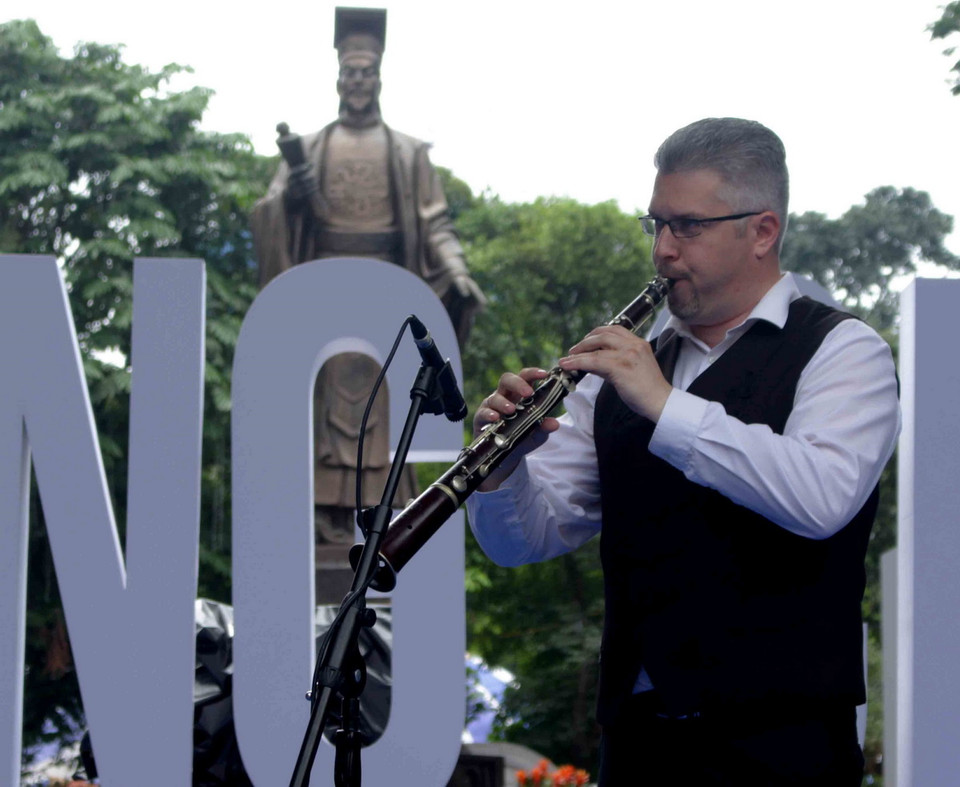 Các tiết mục trình diễn âm nhạc, nhảy… tạo nên bầu không khí sôi động. (Ảnh: Thanh Hoa/TTXVN phát)