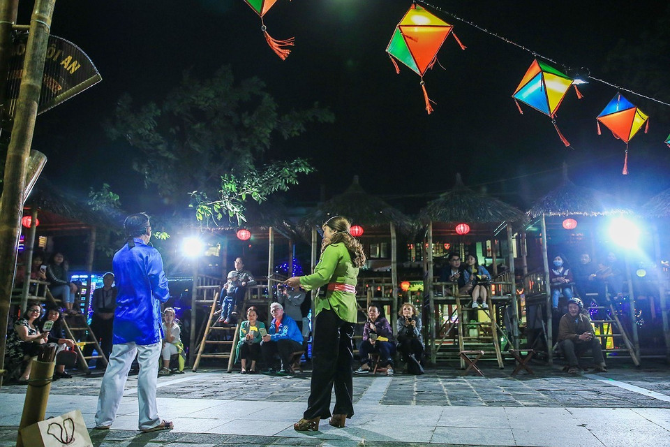 Khán giả chăm chú theo dõi trình diễn Bài Chòi. (Ảnh: Trọng Đạt/TTXVN)