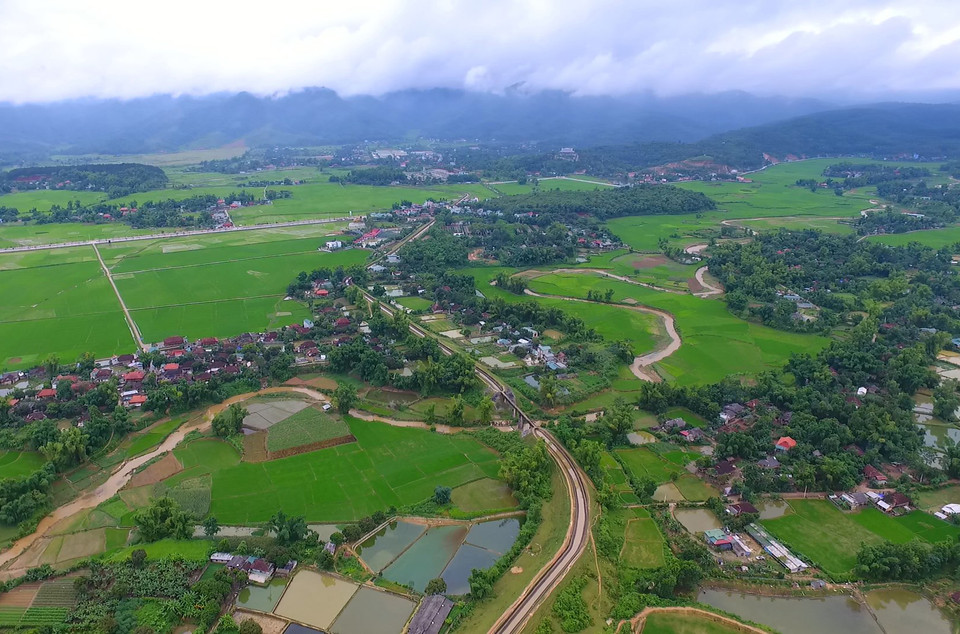 Hệ thống kênh tả-hữu chạy dài, uốn cong, vượt qua bao cầu cạn, mương máng ôm sát sườn núi như hai con rồng khổng lồ ngày đêm phun nước tưới tắm mát và tạo mạch sống cho toàn bộ diện tích cánh đồng Mường Thanh. (Ảnh: Xuân Tiến/TTXVN)