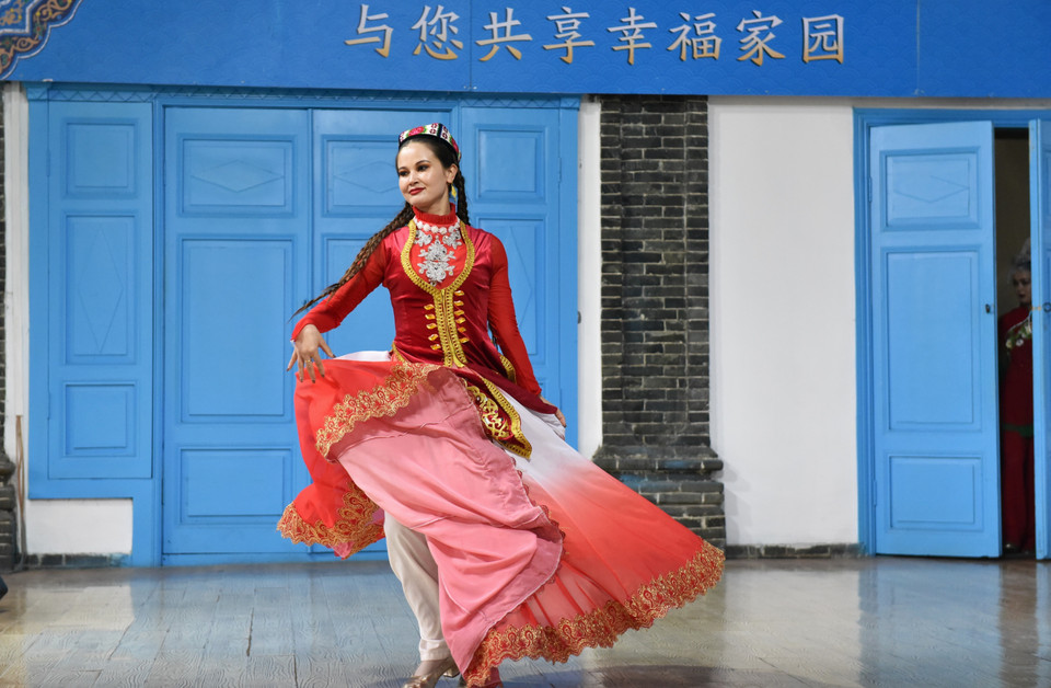 Cô gái Duy Ngô Nhĩ mặc trang phục truyền thống nhảy múa thể hiện sự nồng nhiệt khi có khách quý đến chơi. (Ảnh: Quang Hưng/TTXVN)