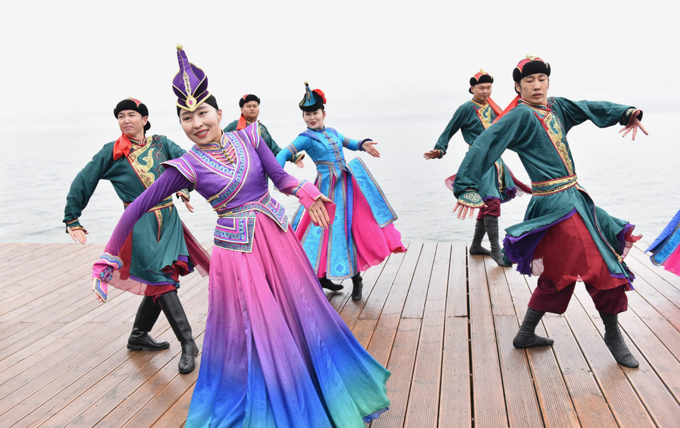 Điệu múa đặc sắc của các cô gái, chàng trai Duy Ngô Nhĩ bên bờ hồ Sailimu rộng lớn. (Ảnh: Quang Hưng/TTXVN)