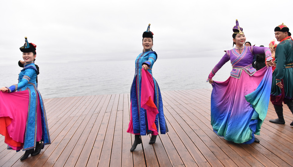 Các cô gái Duy Ngô Nhĩ mặc trang phục truyền thống nhảy múa theo từng điệu nhạc truyền thống. (Ảnh: Quang Hưng/TTXVN)