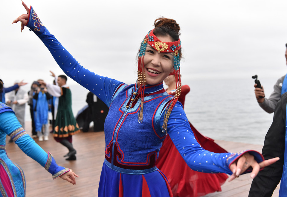 Nụ cười rạng rỡ và trang phục đặc trưng của cô gái Duy Ngô Nhĩ khi múa hát. (Ảnh: Quang Hưng/TTXVN)