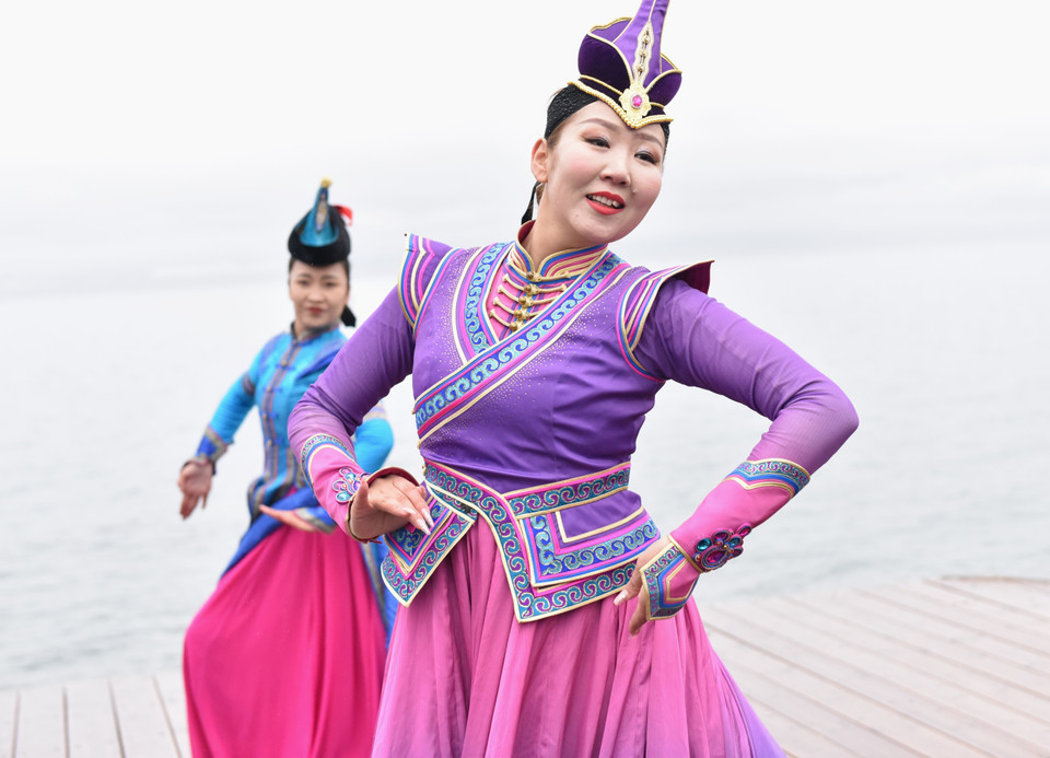 Nét duyên dáng của cô gái Duy Ngô Nhĩ khi múa hát. (Ảnh: Quang Hưng/TTXVN)