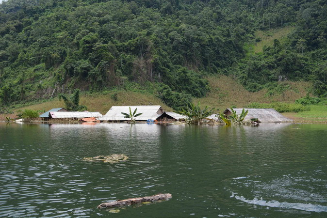 16 ngôi nhà ở bản Phiêng Luông chìm trong biển nước. (Ảnh: Công Luật-Hữu Quyết/TTXVN)