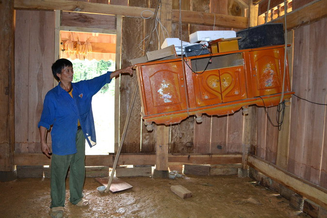 Đồ đạc trong nhà người dân bản Phiêng Luông phải treo cao để tránh nước. (Ảnh: Công Luật-Hữu Quyết/TTXVN)