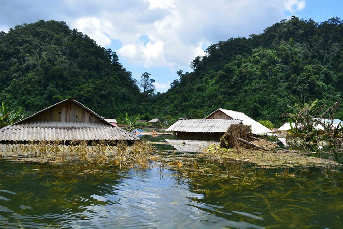 Bản Phiêng Luông chìm trong nước. (Ảnh: Công Luật-Hữu Quyết/TTXVN)