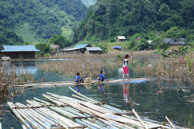 Người dân bản Phiêng Luông đi lại bằng những chiếc bè chông chênh. (Ảnh: Công Luật-Hữu Quyết/TTXVN)