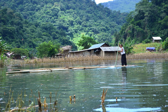 Người dân bản Phiêng Luông đi lại bằng những chiếc bè chông chênh. (Ảnh: Công Luật-Hữu Quyết/TTXVN)
