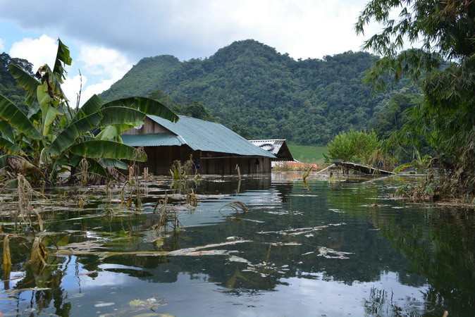 Một góc bản Phiêng Luông giữa biển nước. (Ảnh: Công Luật-Hữu Quyết/TTXVN)