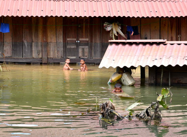 Trẻ em Phiêng Luông giữa vùng nước. (Ảnh: Công Luật-Hữu Quyết/TTXVN)