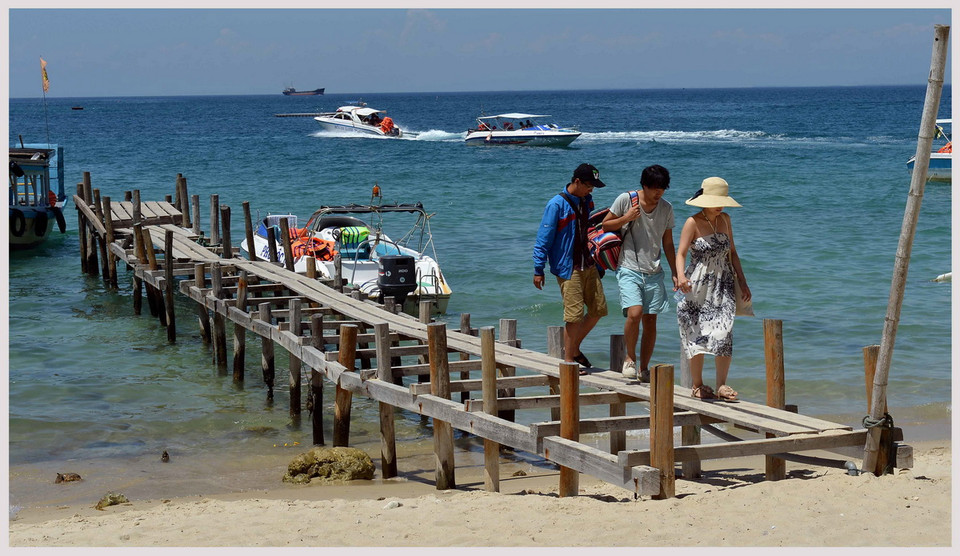 Khách du lịch đến với bãi biển phía Bắc Cù Lao Chàm. (Ảnh: Thanh Hà/TTXVN)