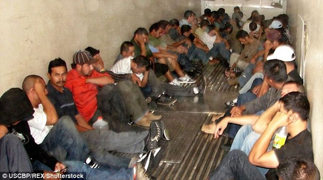 Rất nhiều người nhập cư trái phép vào Mỹ đã bị những kẻ buôn người nhồi nhét vào những container chứa hàng năm 2010. (Nguồn: Dailymail)