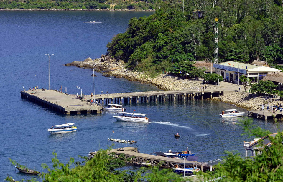 Quang cảnh khu thuyền làng chài, hòn Cô đơn nhìn từ trên cao. (Ảnh: Thanh Hà/TTXVN)