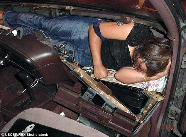Một người phụ nữ bị cảnh sát Mỹ phát hiện đang nằm trong tủ điều khiển của xe. (Nguồn: Dailymail)