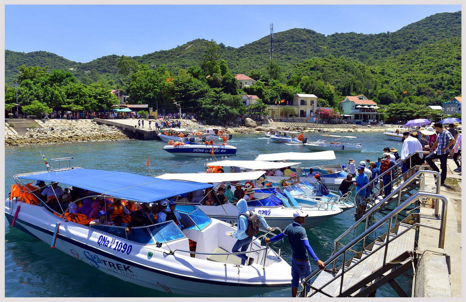 Du khách ra Cù Lao Chàm sẽ được đưa đón bằng tàu thuyền cao tốc hiện đại. (Ảnh: Thanh Hà/TTXVN) 