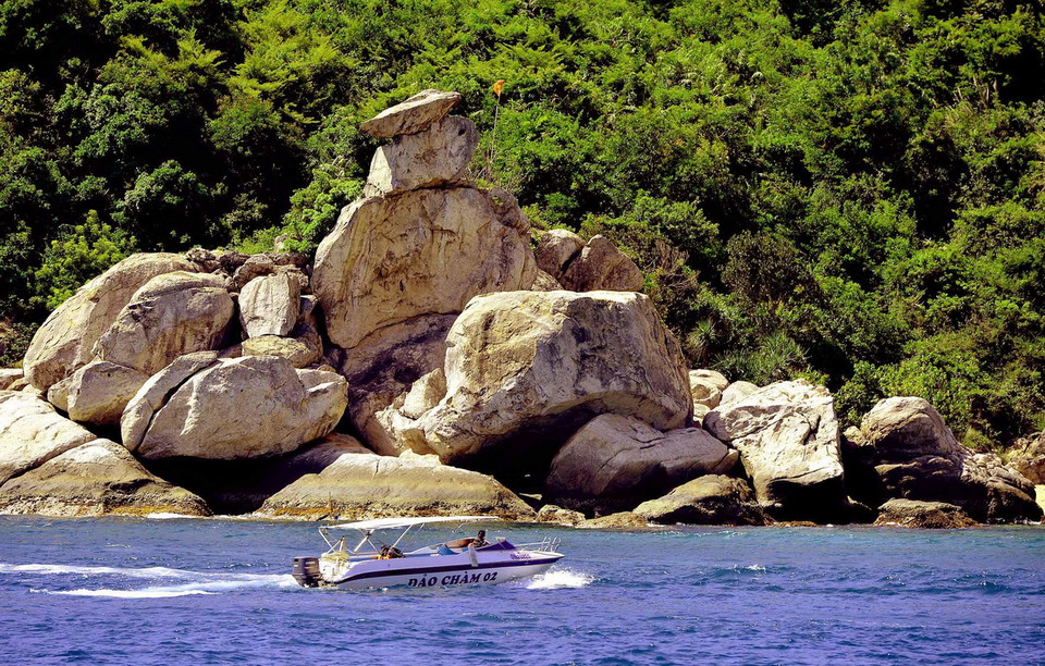 Khu vực này vẫn còn gìn giữ nguyên nét hoang sơ với những bãi tắm tự nhiên tuyệt đẹp hấp dẫn du khách trong và ngoài nước. (Ảnh: Thanh Hà/TTXVN)