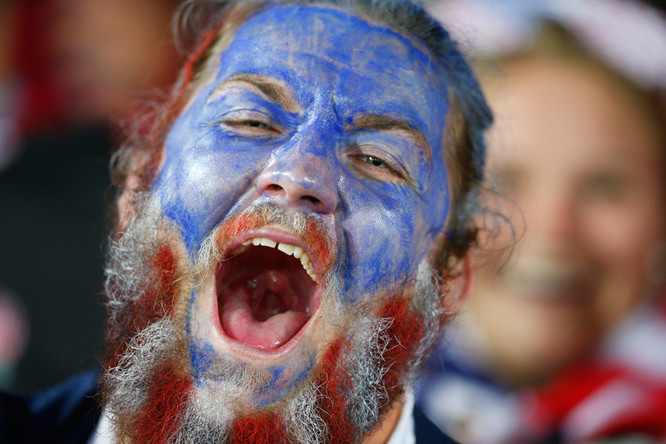 Một cổ động viên trước trận đấu Mỹ và Nhật Bản. (Nguồn: RT)