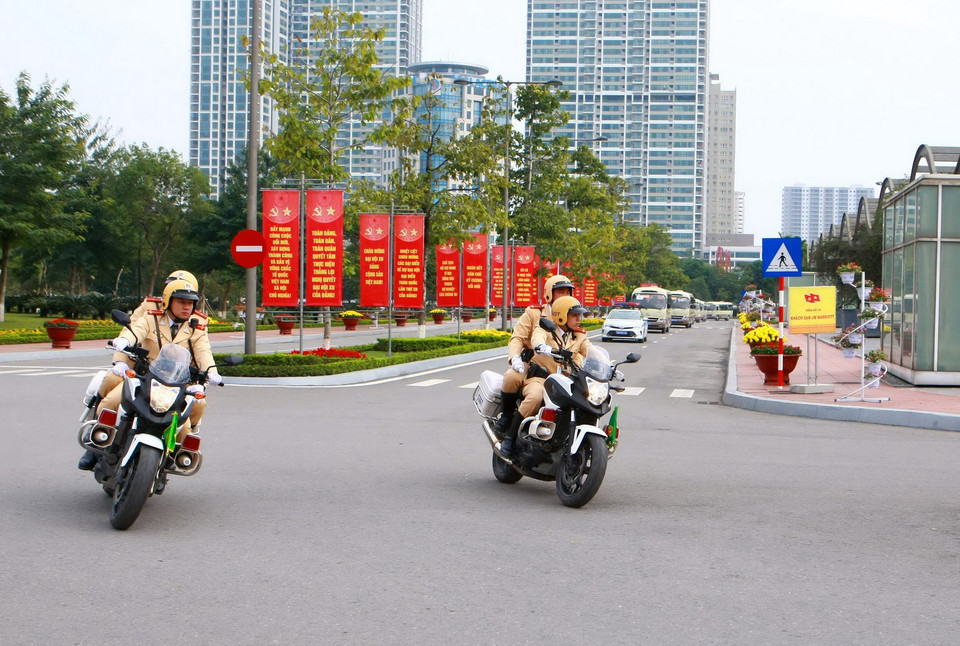 Cảnh sát giao thông dẫn đoàn xe đại biểu dự Đại hội. (Nguồn: TTXVN)