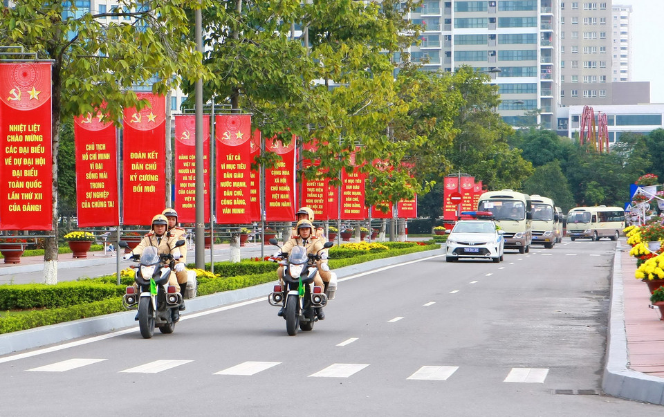 Cảnh sát giao thông dẫn đoàn xe đại biểu dự Đại hội. (Nguồn: TTXVN)