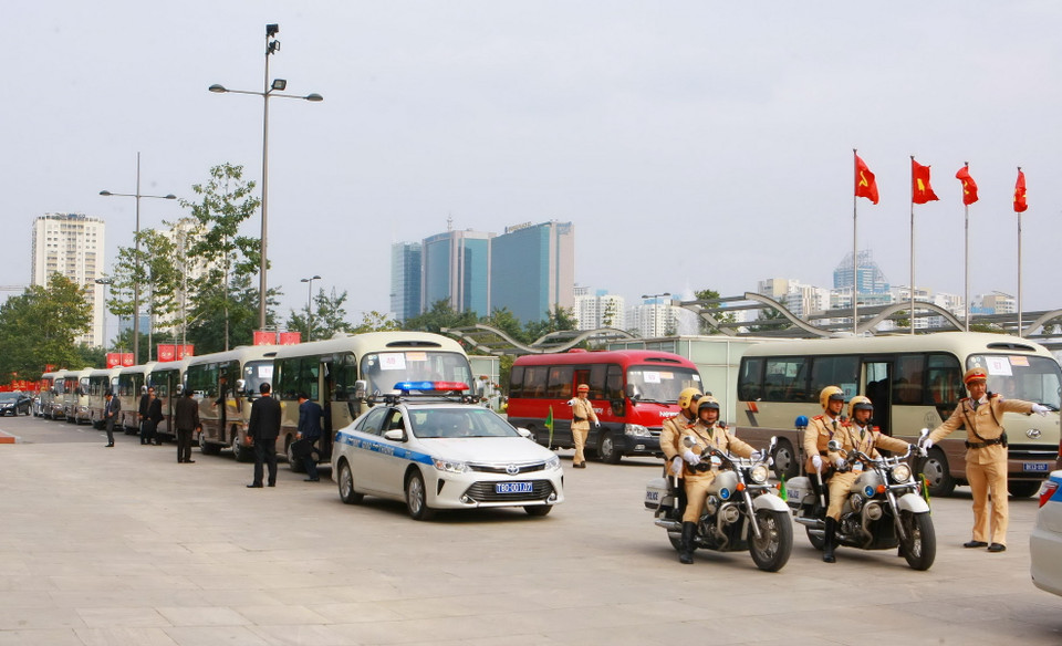Cảnh sát giao thông hướng dẫn đoàn xe đại biểu dự Đại hội. (Nguồn: TTXVN)