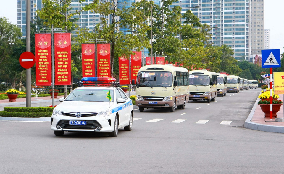 Cảnh sát giao thông dẫn đoàn xe đại biểu dự Đại hội. (Nguồn: TTXVN)