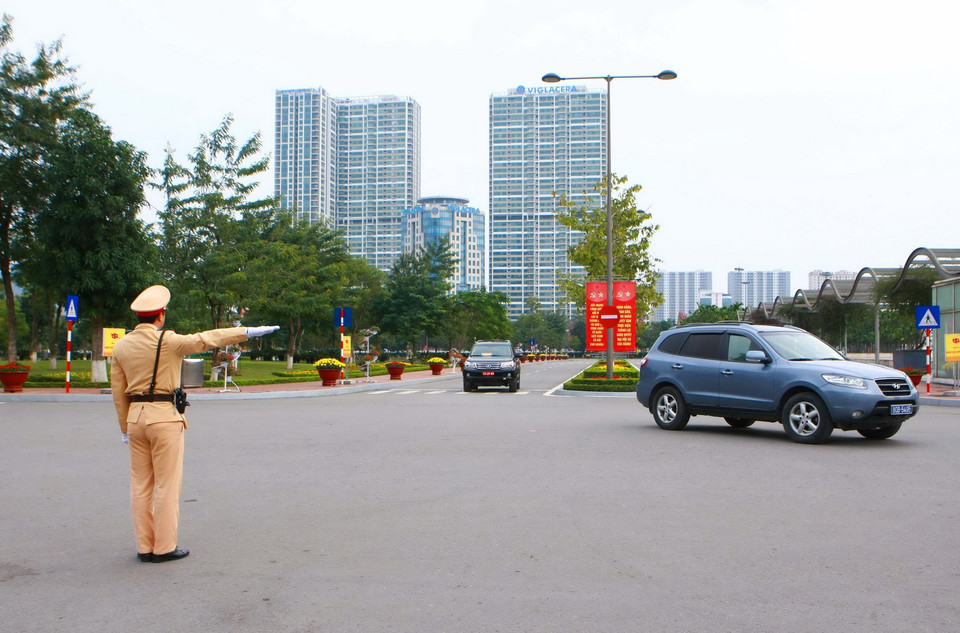 Cảnh sát giao thông hướng dẫn đoàn xe đại biểu dự Đại hội. (Nguồn: TTXVN)