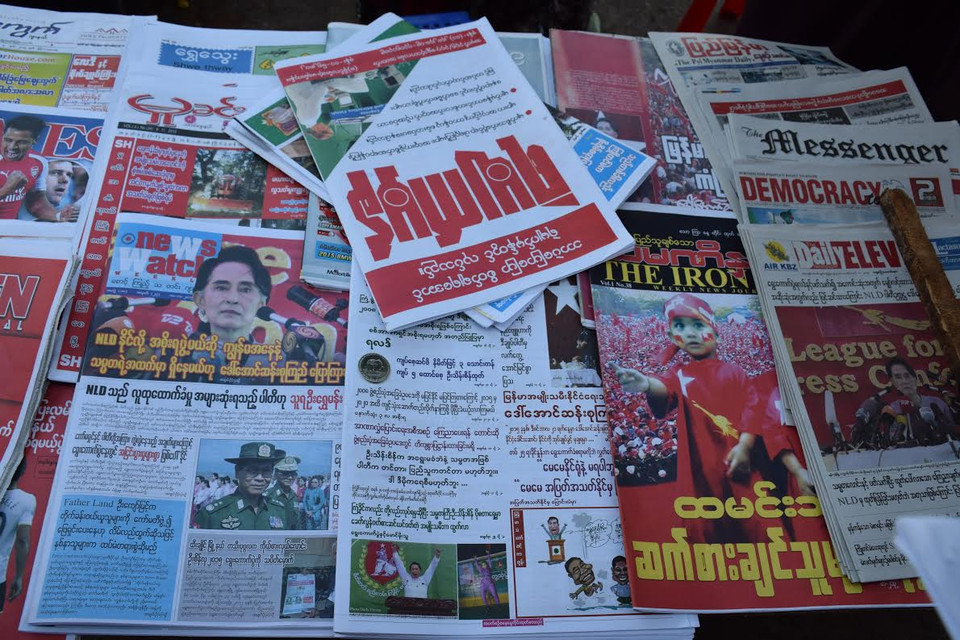 Báo chí Myanmar đưa tin về cuộc bầu cử. (Ảnh: Sơn Nam/Vietnam+)