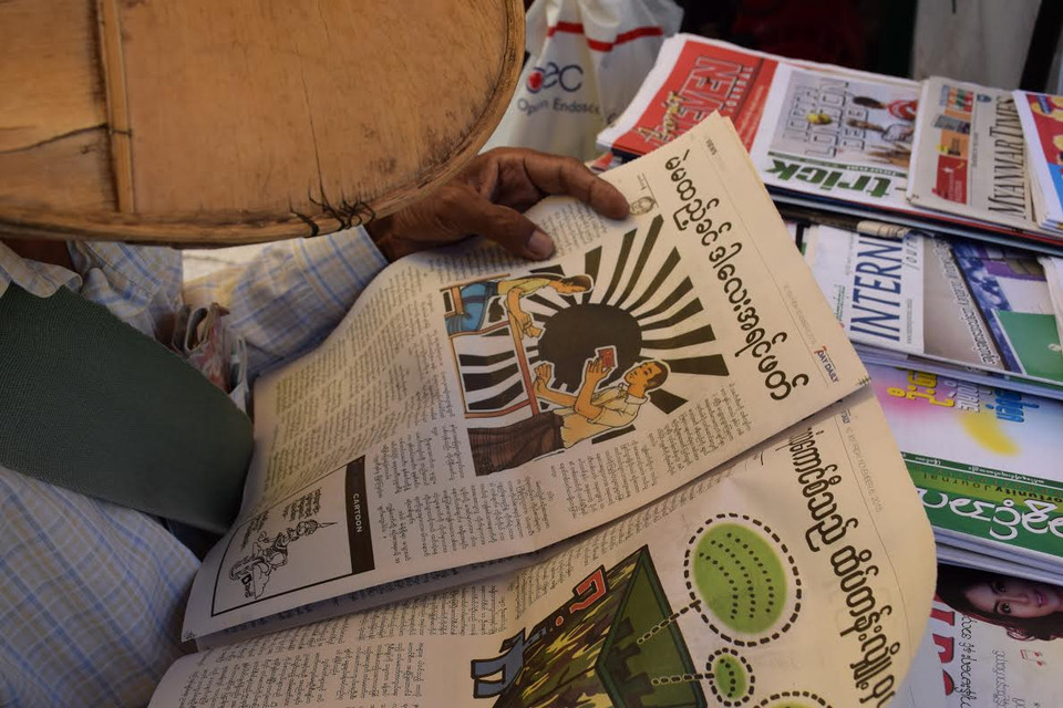 Người dân theo dõi báo chí viết về cuộc bầu cử. (Ảnh: Sơn Nam/Vietnam+)