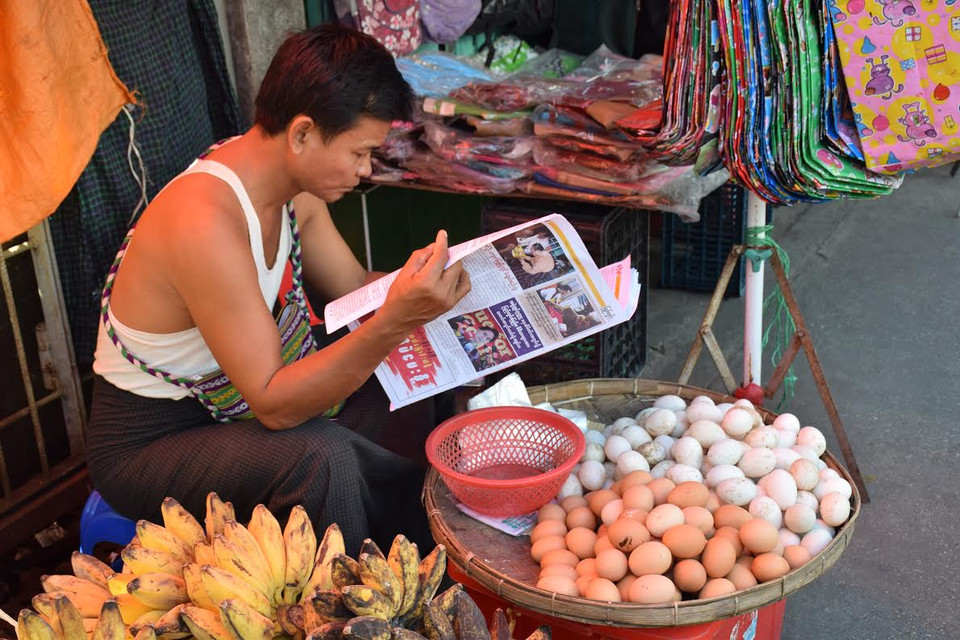 Người dân theo dõi báo chí viết về cuộc bầu cử. (Ảnh: Sơn Nam/Vietnam+) 