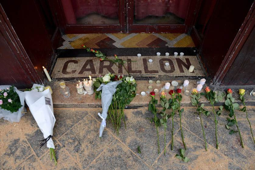 Người dân đặt hoa và nến bên ngoài quán bar Le Carillon. (Nguồn: Time)