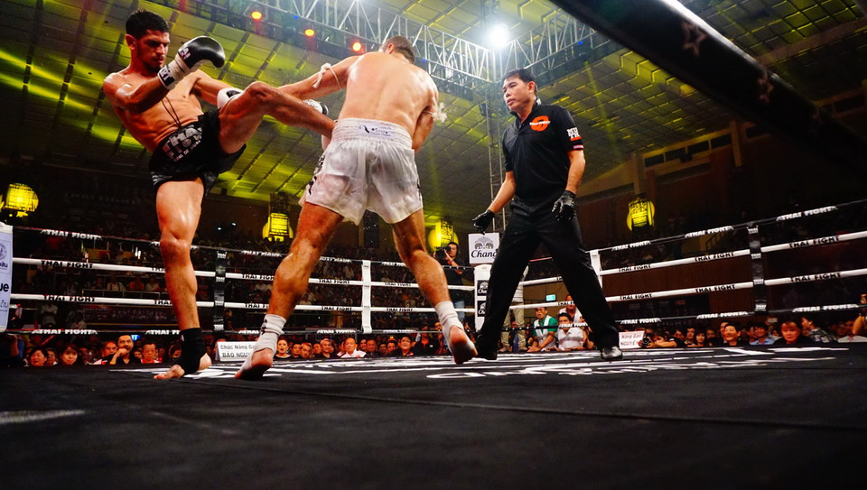 Nguyễn Trần Duy Nhất, võ sỹ Muay Thai của Việt Nam, từng giữ chức vô địch thế giới, đã đánh bại đương kim vô địch hạng cân 60kg người Pháp Victor Pinto trong trận đấu quy tụ 20 võ sỹ và 10 trận đấu đến từ nhiều quốc gia trên thế giới. (Ảnh: Lưu Văn Đạt/Vietnam+) 