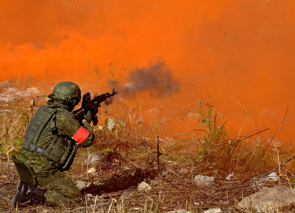 Ngay sau đó, những người lính phải tham gia vào bài thi tấn công đòi hỏi bắn chính xác. (Nguồn: Sputniknews)