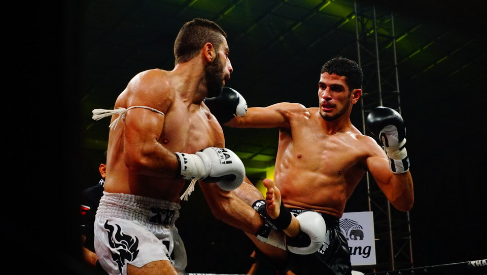 Để giành được chiến thắng, cả 2 võ sỹ đều chứng tỏ đẳng cấp của mình trước khán giả hâm mộ bằng những đòn đánh đầy kỹ thuật của Muay Thai. (Ảnh: Lưu Văn Đạt/Vietnam+)