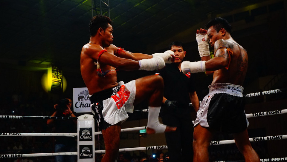 Ở hạng cân 63kg, võ sỹ Võ Văn Đài đã thắng võ sỹ Insee Samui đến từ Thái Lan. Văn Đài và Insee Samui thi đấu ngang ngửa nhau trong suốt ba hiệp thi đấu và được tuyên bố hoà, buộc phải bước vào hiệp thi đấu phụ để phân thắng bại. (Ảnh: Lưu Văn Đạt/Vietnam+) 