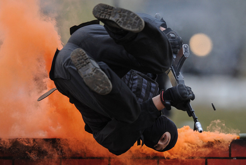 Sau đó, những người lính phải thể hiện khả năng võ thuật và kỹ năng nhào lộn. (Nguồn: Sputniknews)