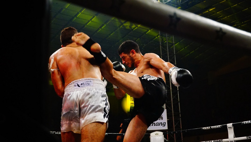 Trong cuộc chiến Muay Thai 2015 tối 24 tháng 10 năm 2015 tại Nhà thi đấu Quân khu 7, hai võ sỹ Việt Nam đã làm nức lòng người hâm mộ khi mang về hai chiến thắng ngoạn mục trước các đối thủ nặng ký đến từ Pháp và Thái Lan. (Ảnh: Lưu Văn Đạt/Vietnam+)