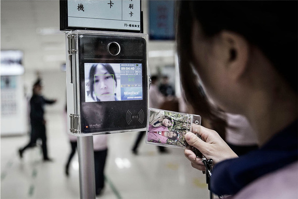 Hệ thống quẹt thẻ có camera nhận dạng khuôn mặt để đối chiếu với thẻ ra vào. (Nguồn: Bloomberg)