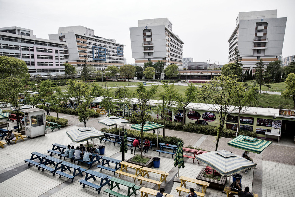 Bên ngoài nhà máy. (Nguồn: Bloomberg)