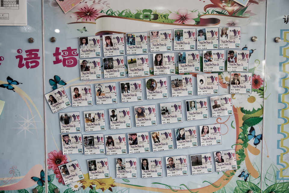 Ảnh nhân viên trên tường khu trung tâm dịch vụ. (Nguồn: Bloomberg)