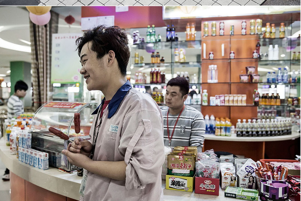 Trong nhà máy có căngtin phục vụ công nhân. (Nguồn: Bloomberg)